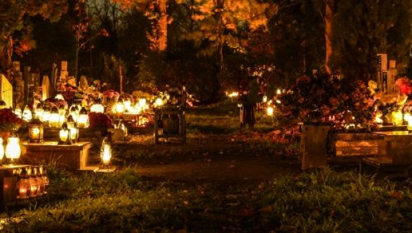 Uroczystość Wszystkich Świętych a Zaduszki – czy te pojęcia znaczą to samo?